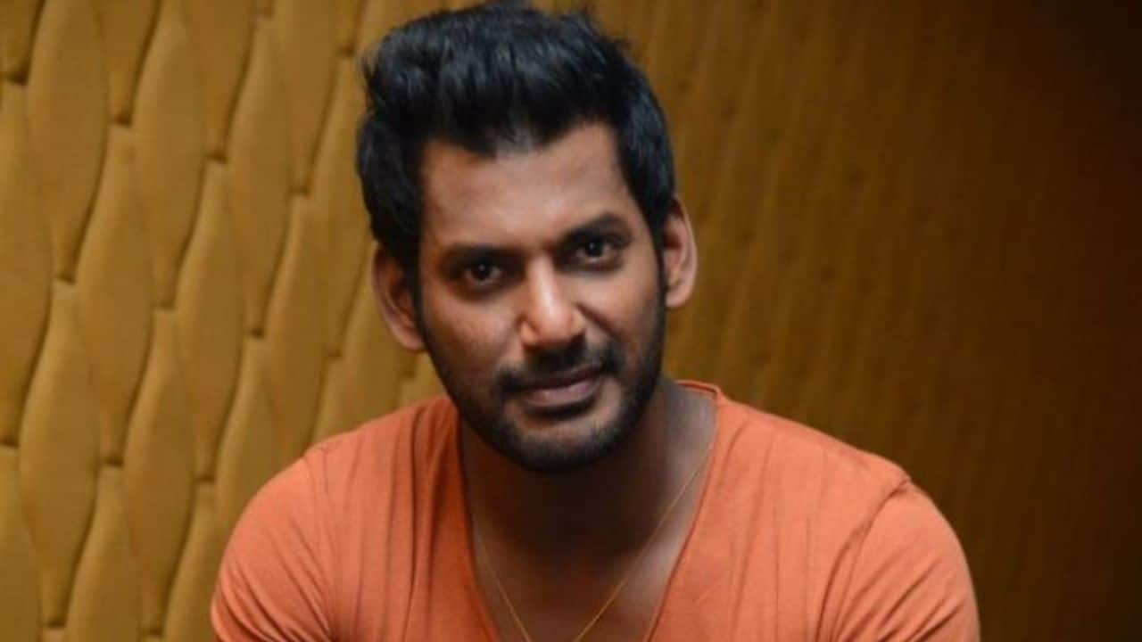Aktor Vishal Tiba-Tiba Jatuh Di Panggung