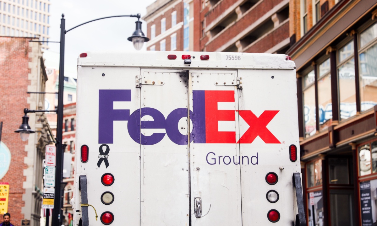 Amazon Gandeng FedEx, UPS Kurangi Layanan