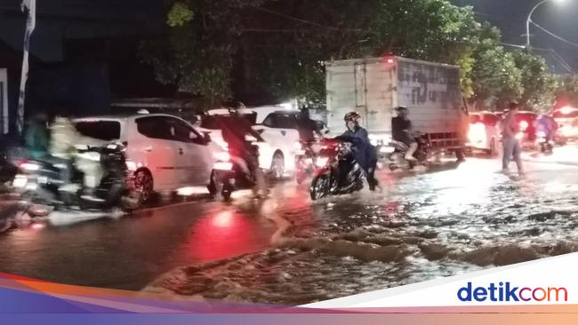 Banjir Cianjur: Puluhan Kendaraan Mogok