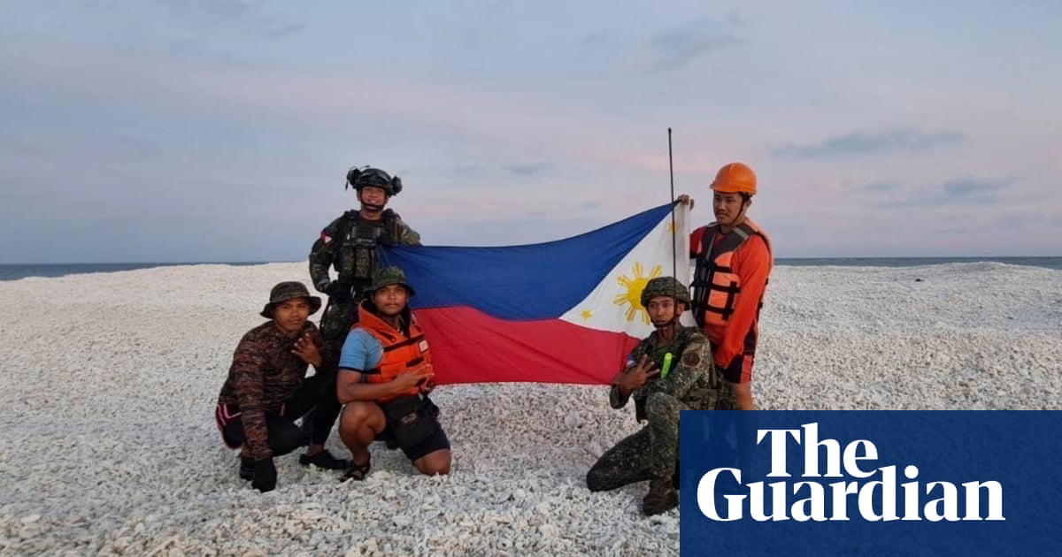Bendera China-Filipina Berkibar Di Laut China Selatan