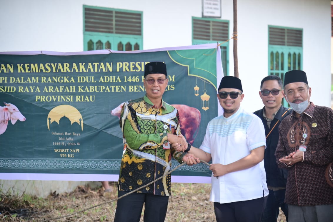 Bupati Serahkan Bantuan Presiden Untuk Masjid