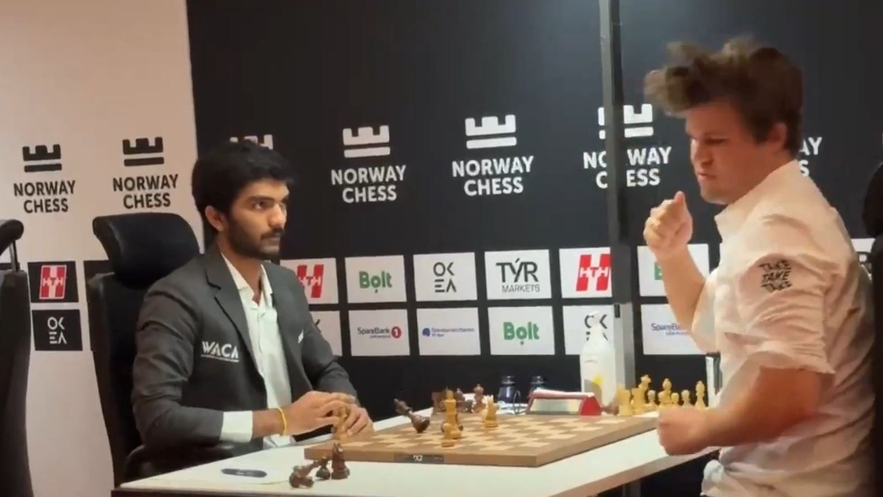 Carlsen Marah! Pukuli Meja Usai Kalah Dari Gukesh