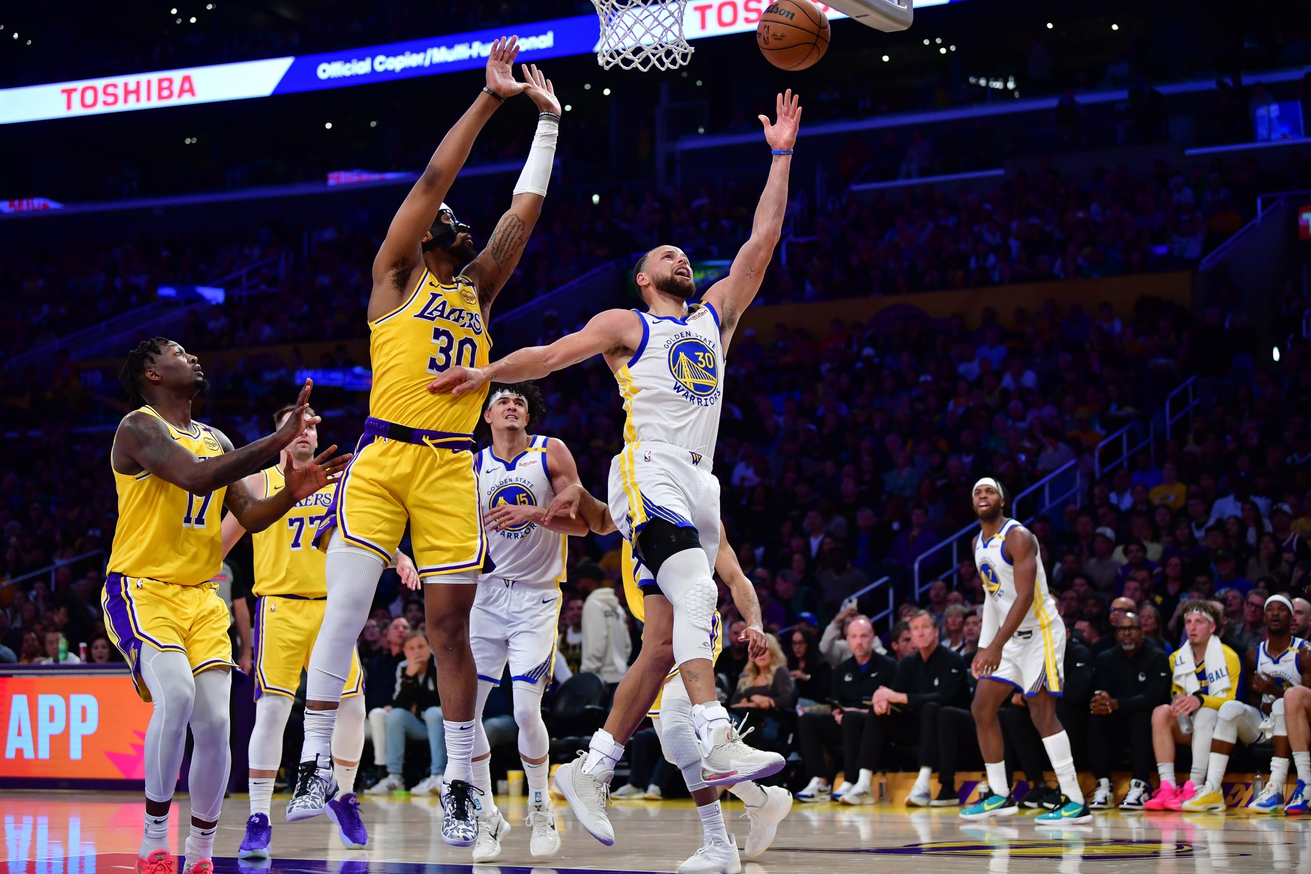 Curry 52 Poin: Bela Morant, Heboh NBA