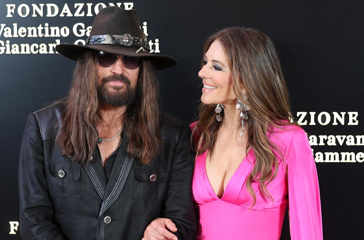 Elizabeth Hurley Bahagia, Pamer Foto Ulang Tahun