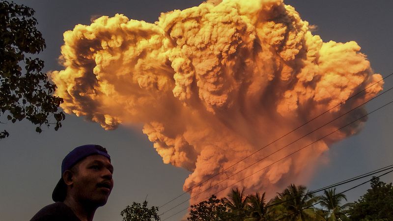 Gunung Api Bali Erupsi, Puluhan Penerbangan Dibatalkan