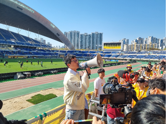 Lee Jung-hyo Temui Fans Gwangju FC