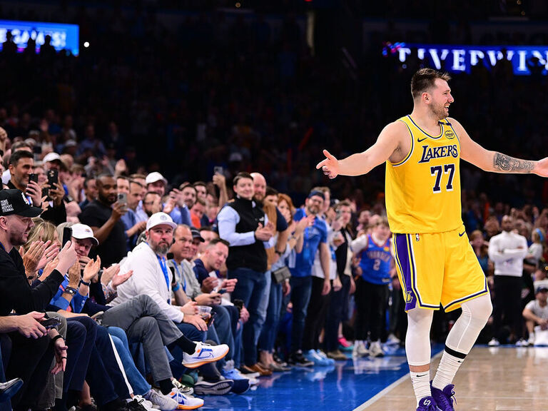 Luka Dončić Bingung, Lempar Bola Ke Wasit