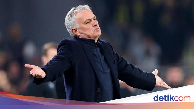 Mourinho Terancam Sanksi Berat, Cubit Hidung Pelatih