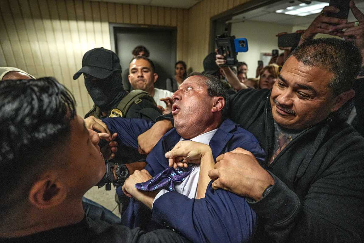 Penangkapan Dramatis Comptroller Lander Di Sidang ICE