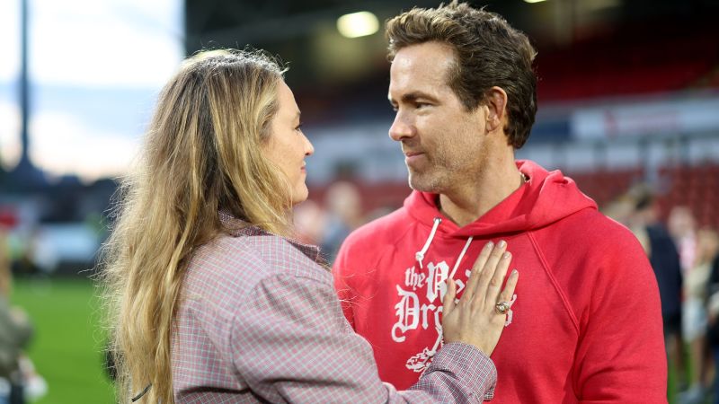 Ryan Reynolds Rayakan Promosi Bersejarah Wrexham