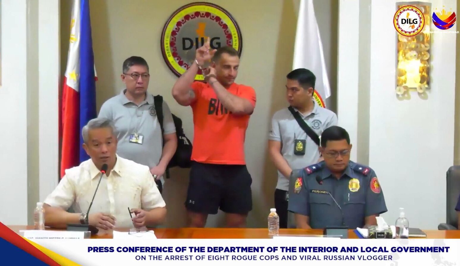 Vlogger Rusia Rebut Topi Polisi Di Konferensi Pers