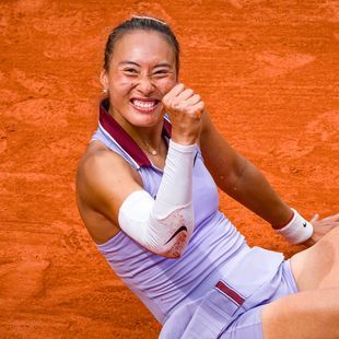 Zheng Temukan Garis Sempurna, Taklukkan Sabalenka