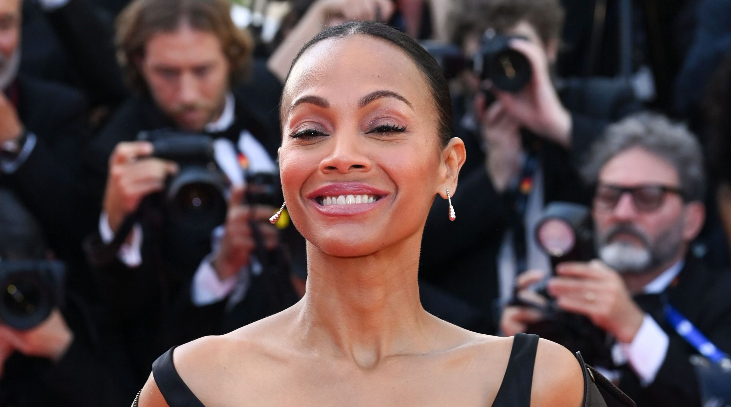 Zoe Saldana: Cannes 2025, Gaya Rock Retro Memukau